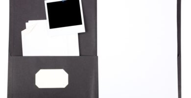 Folder empresarial negro con diseño elegante y logotipo impreso en CDMX.