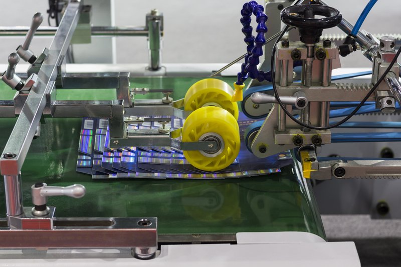 Máquina de alta precisión utilizada en el servicio de pegado de cajas en imprenta.
