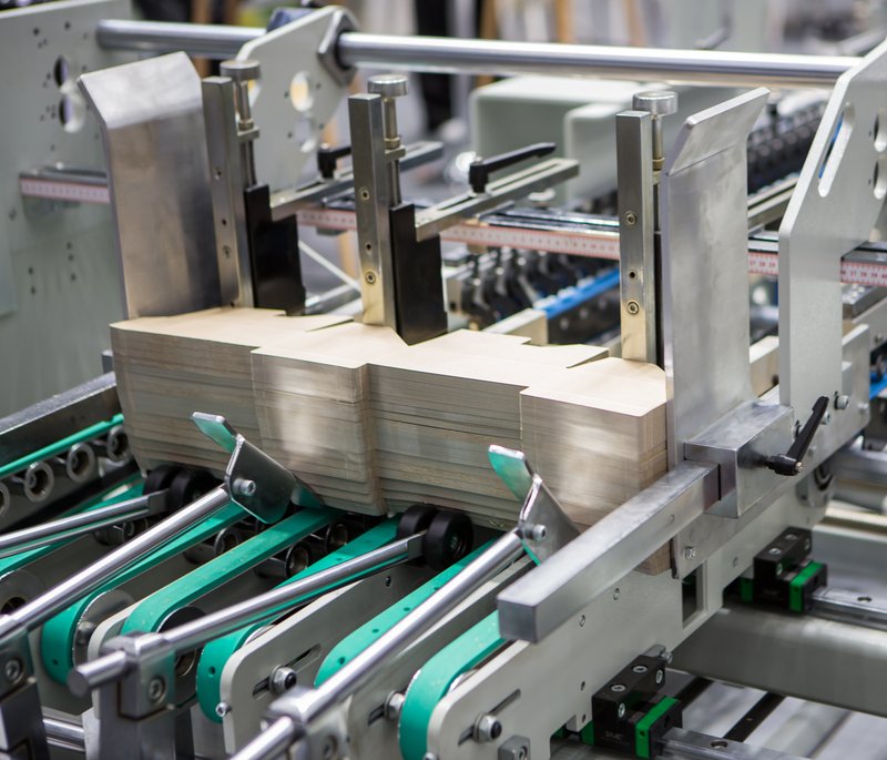 Máquina automática para el servicio de pegado de cajas en imprenta industrial.