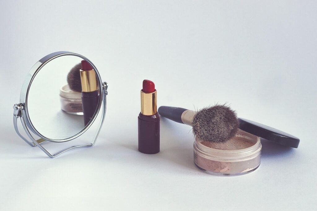 Cosméticos como labiales y polvos que requieren packaging de alta calidad, como las cajas y empaques que fabricamos en Grupo Langamar, imprenta en CDMX.
