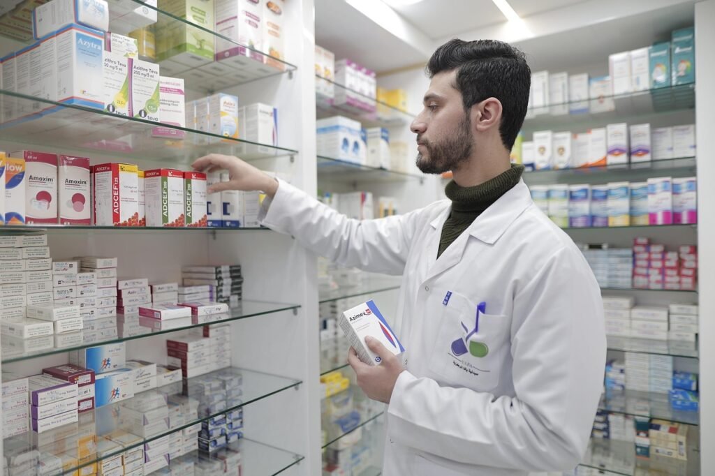 Farmacéutico organizando cajas de medicamentos en anaqueles, empaques que requieren la calidad de impresión farmacéutica de Grupo Langamar en CDMX.