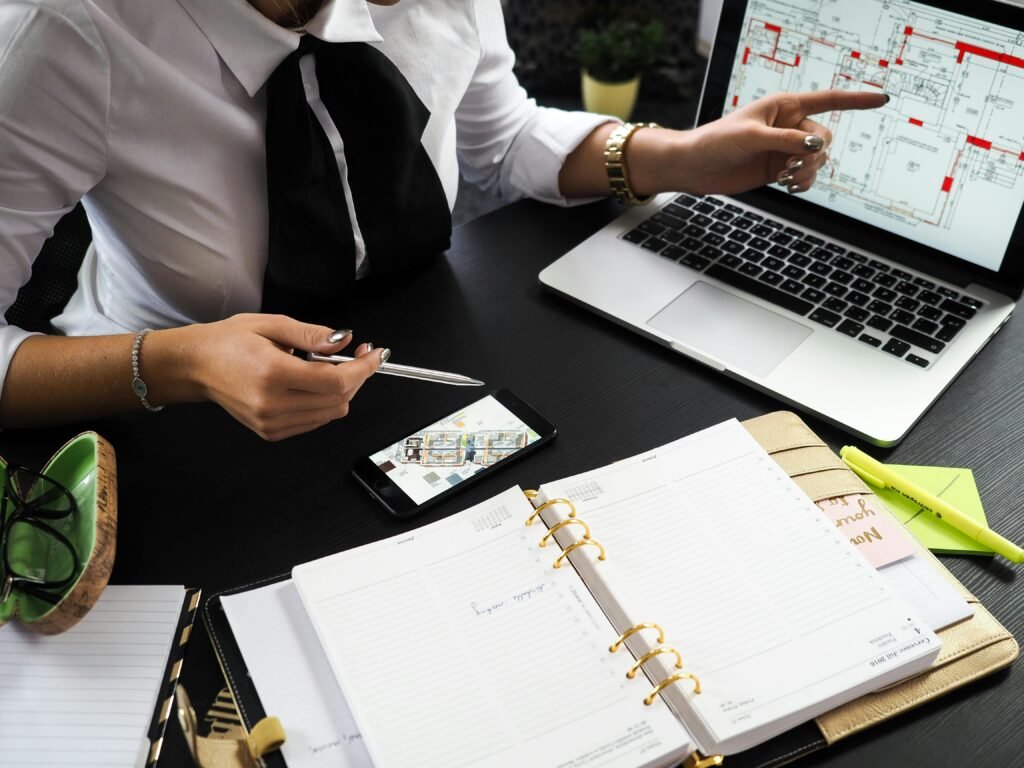 Emprendedora en CDMX planeando el packaging y la papelería de su marca, buscando una imprenta para PYMES que ofrezca asesoría y calidad como Grupo Langamar.